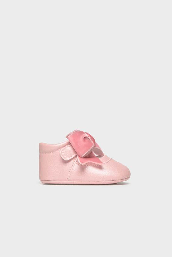 Side view of bow crib shoes