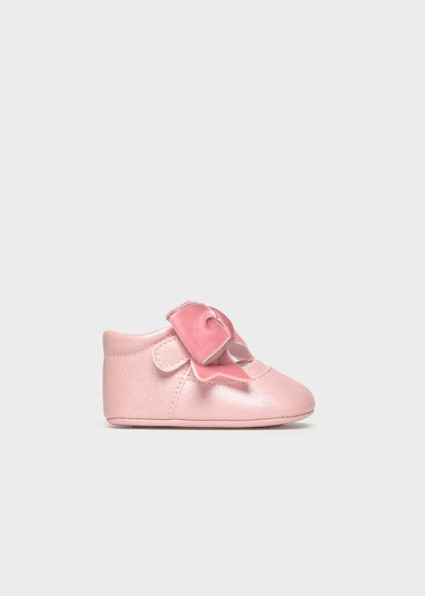 Side view of bow crib shoes