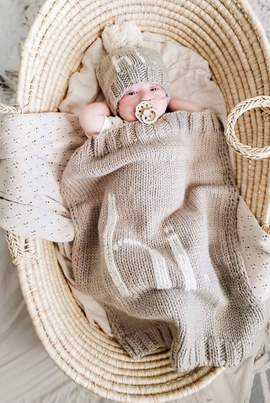 hi knit baby blanket, newborn hopsital pic blanket, baby blanket, cute newborn photo ideas