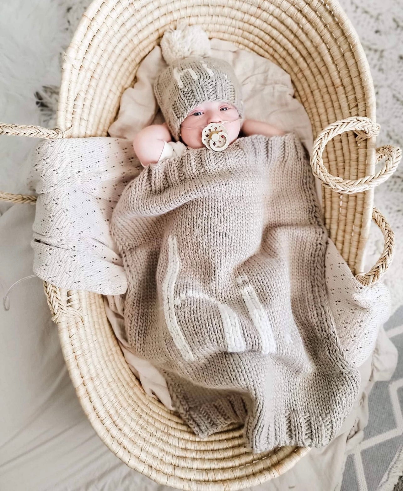 hi knit baby blanket, newborn hopsital pic blanket, baby blanket, cute newborn photo ideas